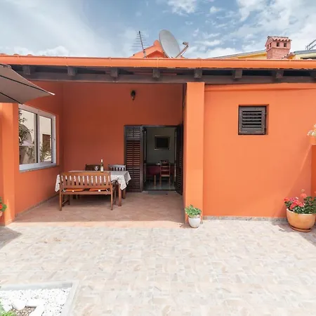 House Suzi Nyaraló