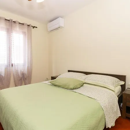 House Suzi Nyaraló *